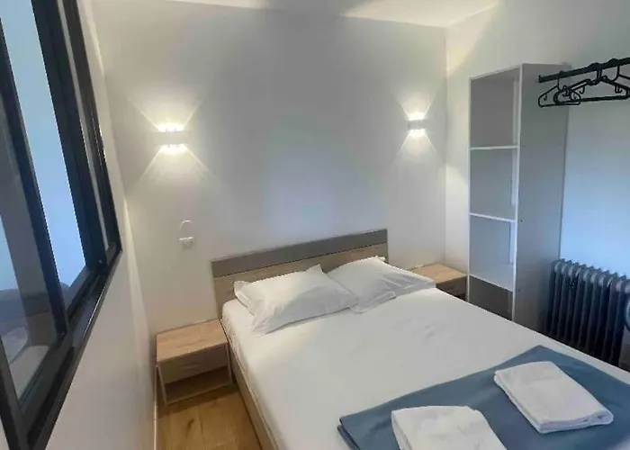 Avec Piscine Proche Apartment